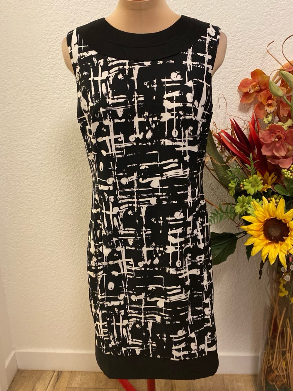 Sleeveless Size 8 Black and White Patterned Sheath Dress